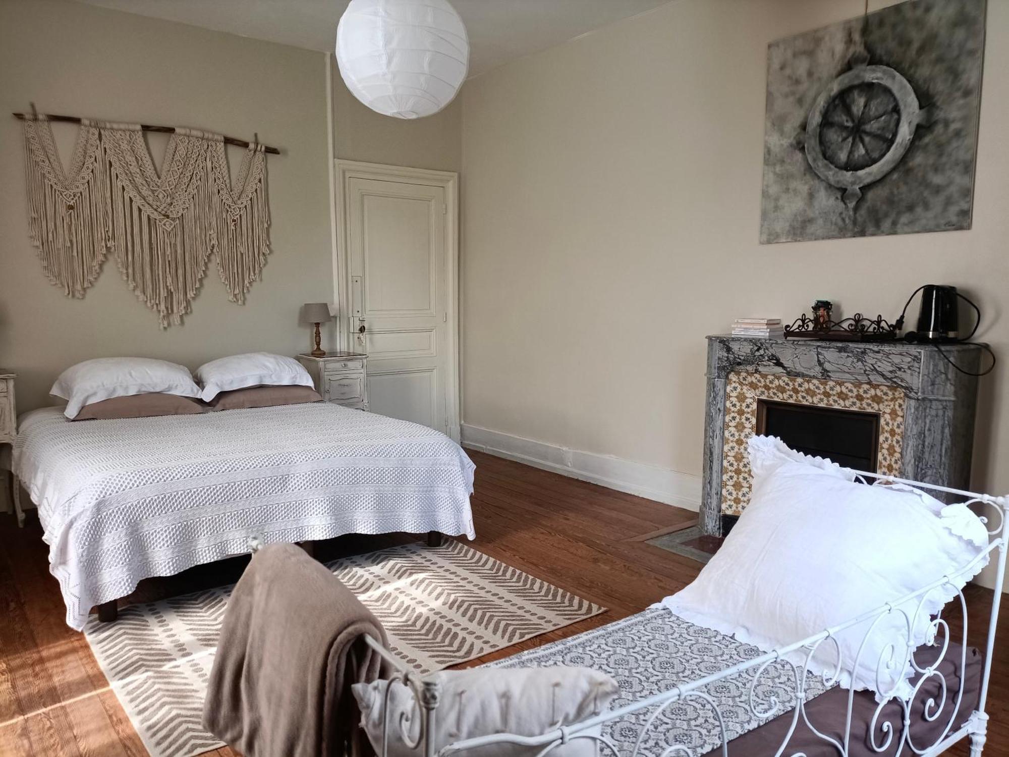 Chateau D'Arfeuilles Chambres Et Tables D'Hotes Esterno foto